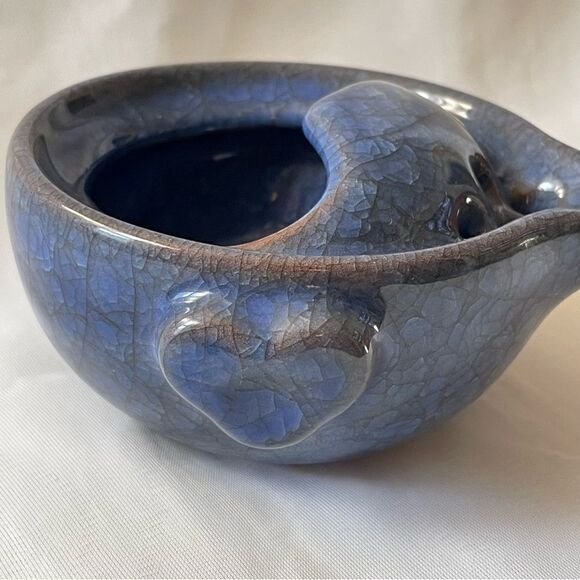 Straining pitcher blue crackle glazed stoneware with large straining holes - Picture 15 of 16